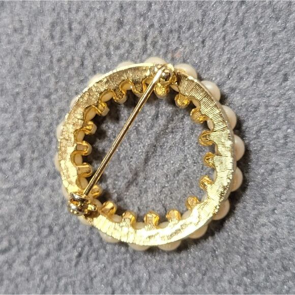 vintage faux pearl circle brooch pin - Picture 2 of 2
